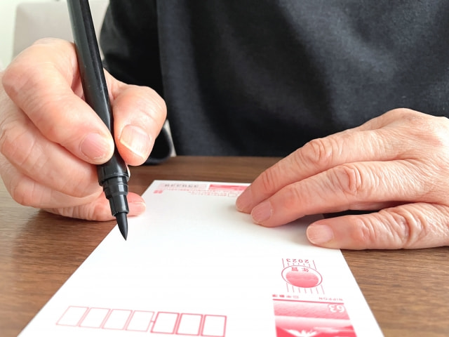 理由は「節約」「加齢」そして「思いやり」。50代以上が進める「年賀状じまい」の本音